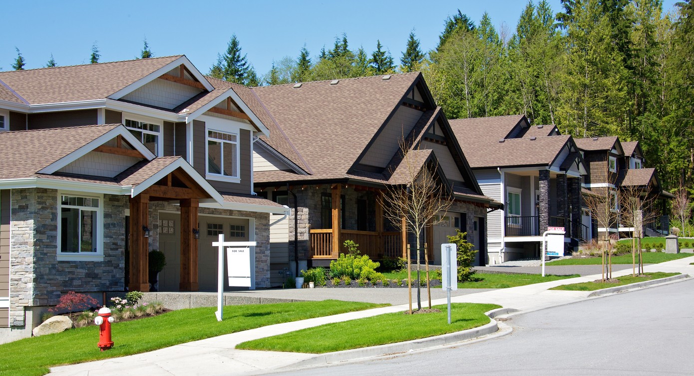 street-of-homes-in-central-oregon